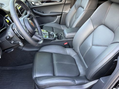 Certified 2026 Porsche Macan AWD/4WD image 5