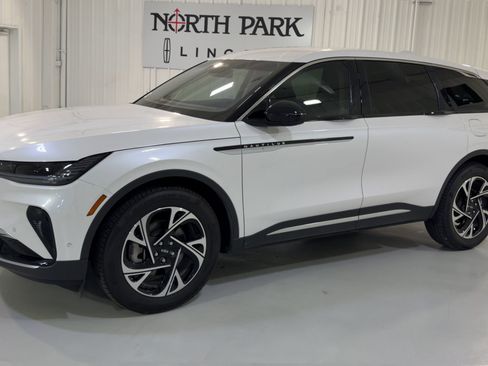 Used 2024 Lincoln Nautilus Premier AWD/4WD image 6