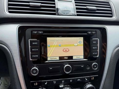 Used 2012 Volkswagen Passat TDI SE image 21