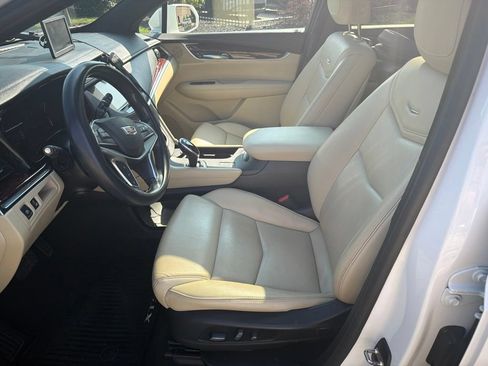 Used 2019 Cadillac XT5 Premium Luxury w/ Driver Assist Package AWD/4WD image 3