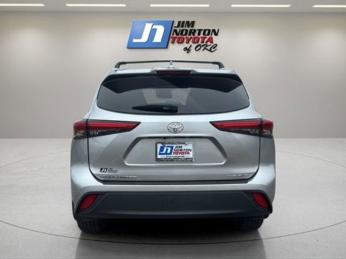 Used 2023 Toyota Highlander XLE AWD/4WD image 6