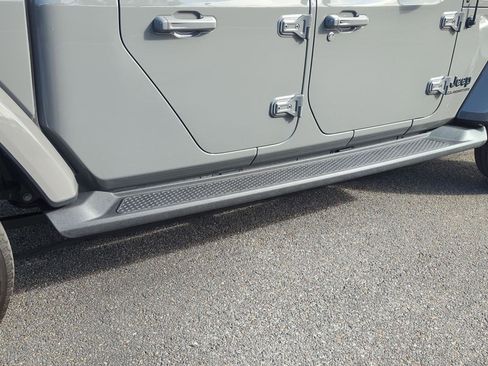 Used 2022 Jeep Gladiator Overland image 8