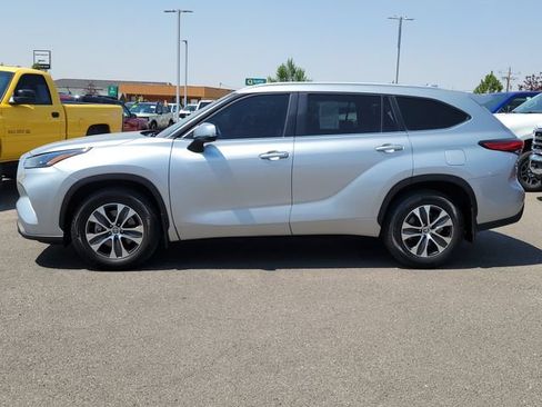 Used 2023 Toyota Highlander XLE AWD/4WD image 2