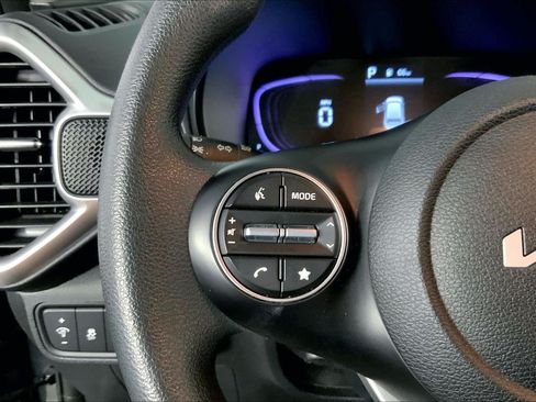 Used 2025 Kia Soul LX w/ LX Technology Package FWD image 18