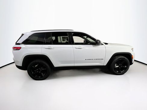Used 2023 Jeep Grand Cherokee Altitude image 4