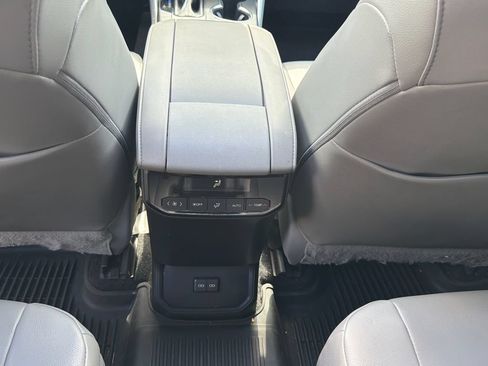 Used 2023 Toyota Highlander XLE FWD image 22