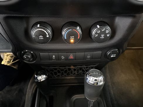 Used 2014 Jeep Wrangler Unlimited Sahara w/ Connectivity Group AWD/4WD image 30