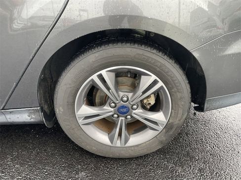 Used 2018 Ford Focus SE w/ SE Appearance Package image 8