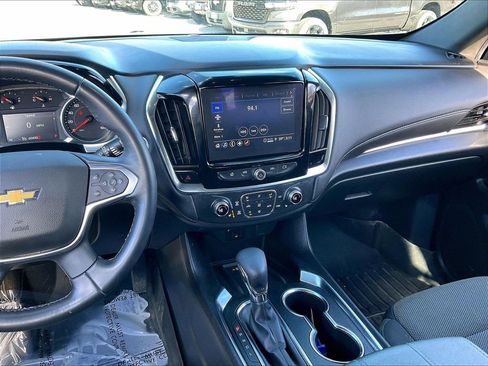 Used 2023 Chevrolet Traverse LT w/ Rear Camera Mirror Package image 18