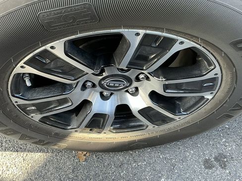 Used 2024 Nissan Titan SV w/ SV Convenience Package image 11