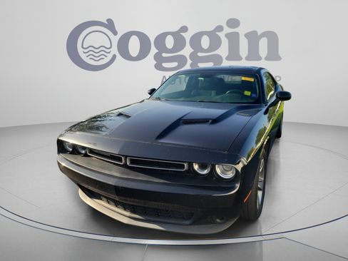 Used 2016 Dodge Challenger SXT RWD image 3