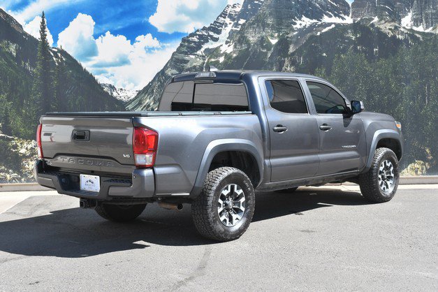 Certified 2017 Toyota Tacoma TRD Off-Road w/ Premium & Technology Package AWD/4WD image 3