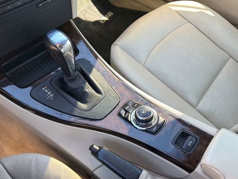 Used 2011 BMW 335i Convertible image 11