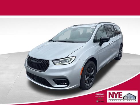 New 2026 Chrysler Pacifica Limited w/ S Appearance Package image 1