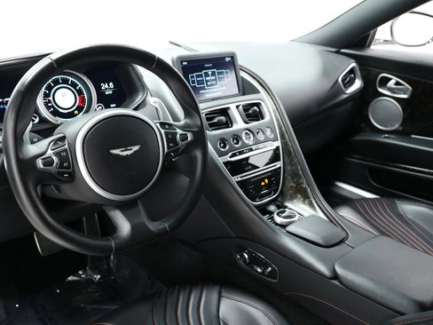 Used 2018 Aston Martin DB11 Coupe image 2
