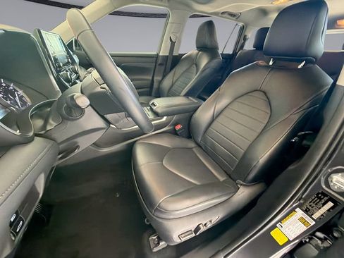 Used 2022 Toyota Highlander XLE AWD/4WD image 30