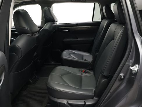Used 2023 Toyota Highlander Platinum AWD/4WD image 19