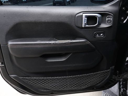 Used 2021 Jeep Gladiator Overland AWD/4WD image 7