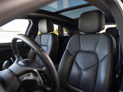 Certified 2023 Porsche Macan image 5