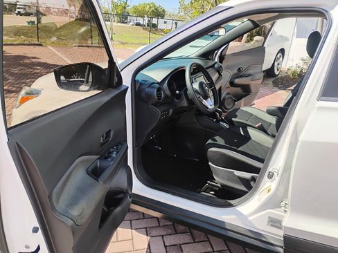 Used 2020 Nissan Kicks S image 8