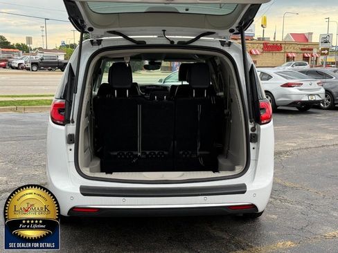 Used 2024 Chrysler Pacifica Touring-L FWD image 21
