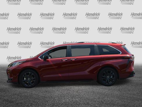Used 2022 Toyota Sienna XSE FWD image 8