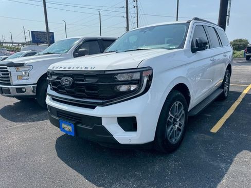 Used 2025 Ford Expedition Active AWD/4WD image 6