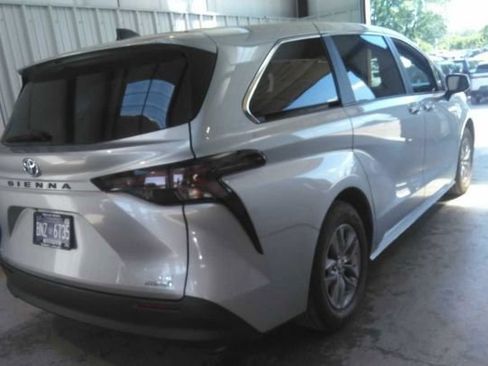 Used 2023 Toyota Sienna LE AWD/4WD image 3