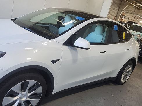 Used 2023 Tesla Model Y Long Range AWD/4WD image 2