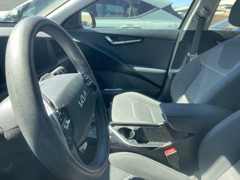 Used 2023 Kia Niro LX image 5