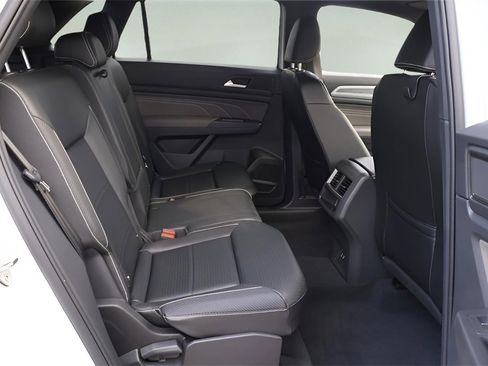 Used 2023 Volkswagen Atlas Cross Sport SE w/ Black Wheel Package image 17