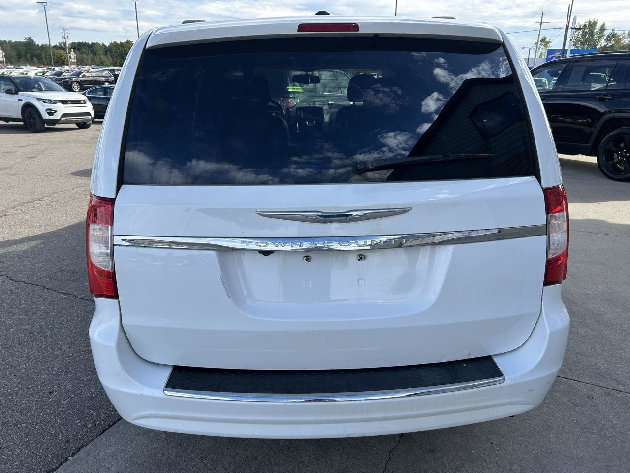 Used 2015 Chrysler Town & Country Touring FWD image 6