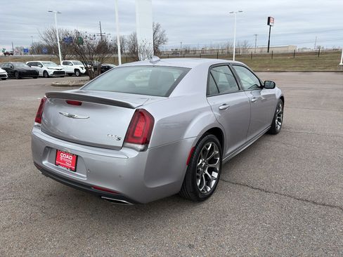 Used 2018 Chrysler 300 S w/ 300S Premium Group image 7