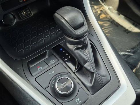 Used 2025 Toyota RAV4 XLE AWD/4WD image 12