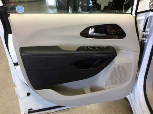 Used 2024 Chrysler Pacifica Limited w/ Trailer Tow Group image 13