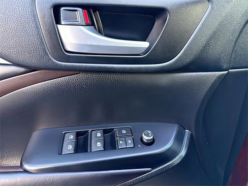 Used 2018 Toyota Highlander XLE image 19