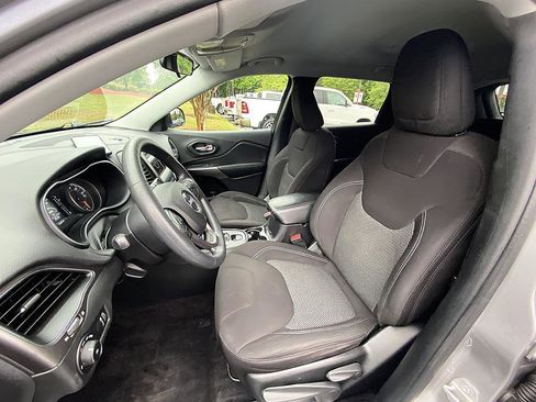 Used 2019 Jeep Cherokee Latitude w/ Popular Appearance Group FWD image 10