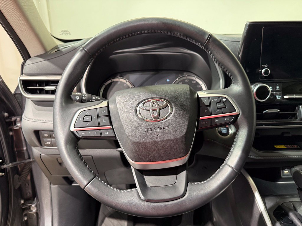 Used 2025 Toyota Highlander XLE AWD/4WD image 25