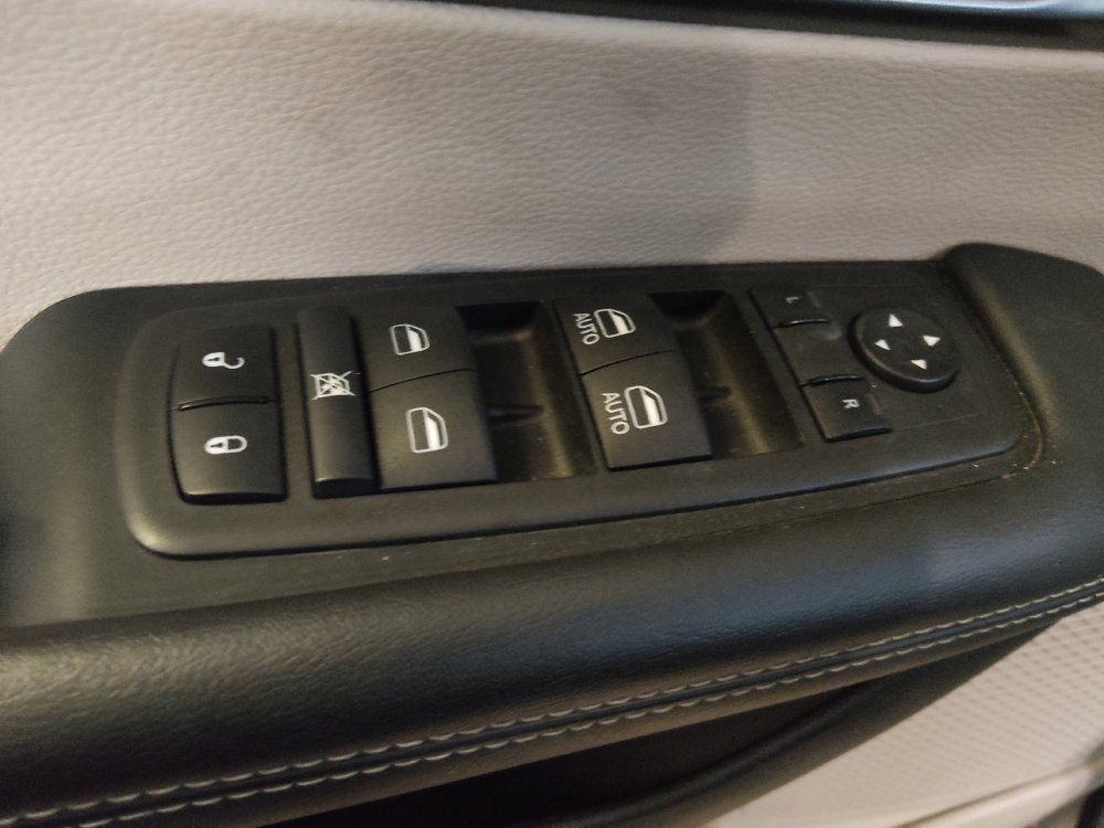 Used 2024 Chrysler Pacifica Touring-L FWD image 27