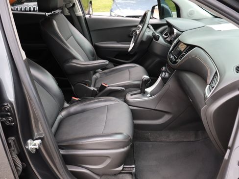 Used 2018 Chevrolet Trax LT w/ LT Convenience Package FWD image 8