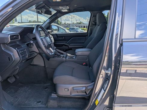 Used 2025 Toyota 4Runner SR5 AWD/4WD image 25
