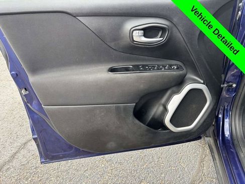 Used 2018 Jeep Renegade Latitude FWD image 9