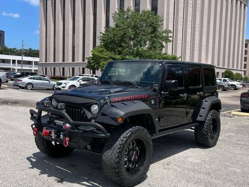 Used 2018 Jeep Wrangler Unlimited Rubicon w/ Connectivity Group AWD/4WD image 1