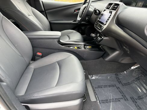 Used 2021 Toyota Prius LE image 12