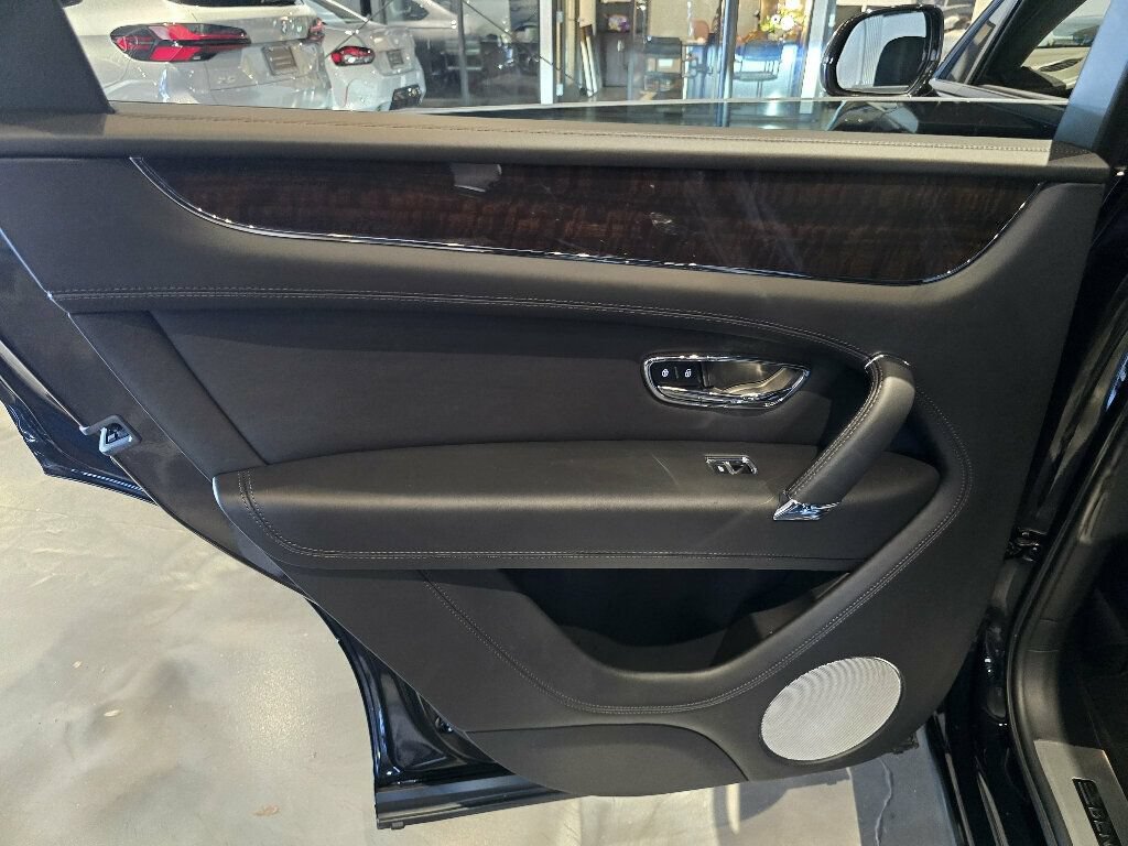 Used 2019 Bentley Bentayga AWD/4WD image 21