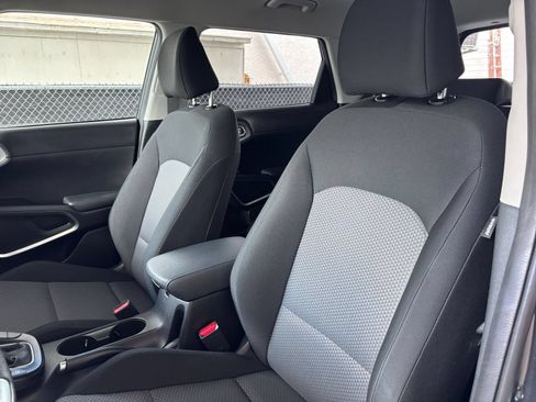 Used 2025 Kia Soul LX w/ LX Technology Package FWD image 36