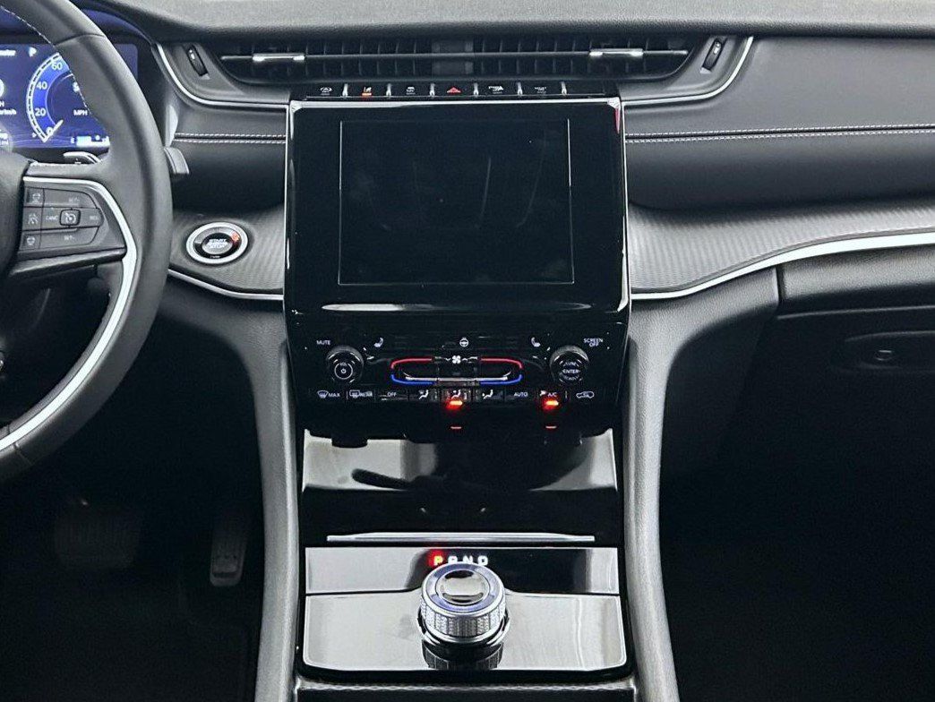 Certified 2025 Jeep Grand Cherokee Altitude AWD/4WD image 12