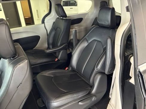 Used 2024 Chrysler Pacifica Limited FWD image 21