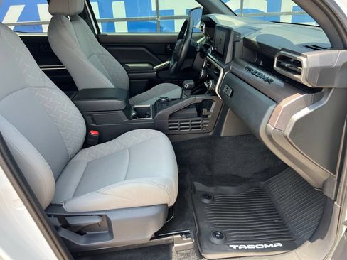Used 2025 Toyota Tacoma SR5 AWD/4WD image 13