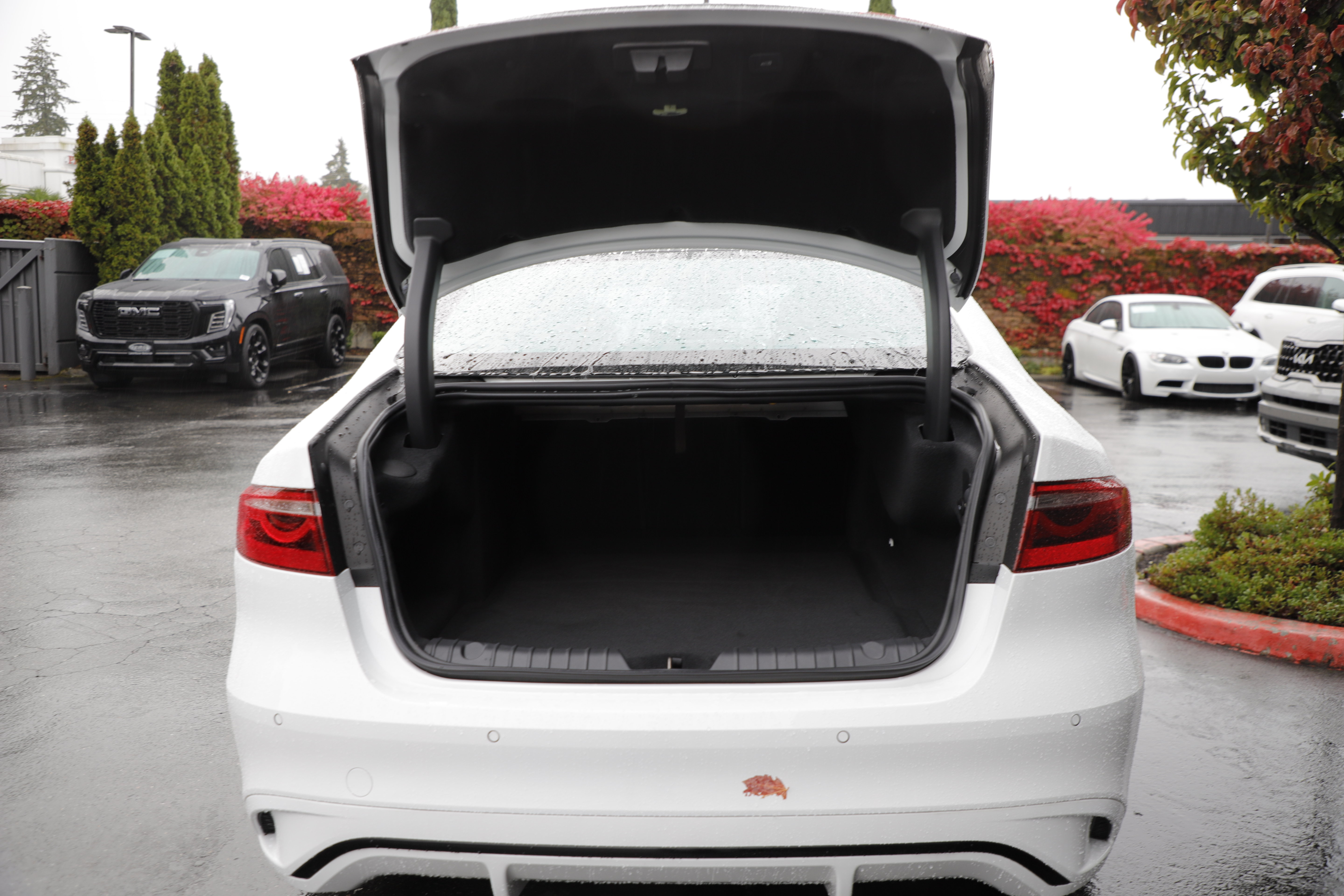 Used 2024 Jaguar XF R-Dynamic SE AWD/4WD image 11